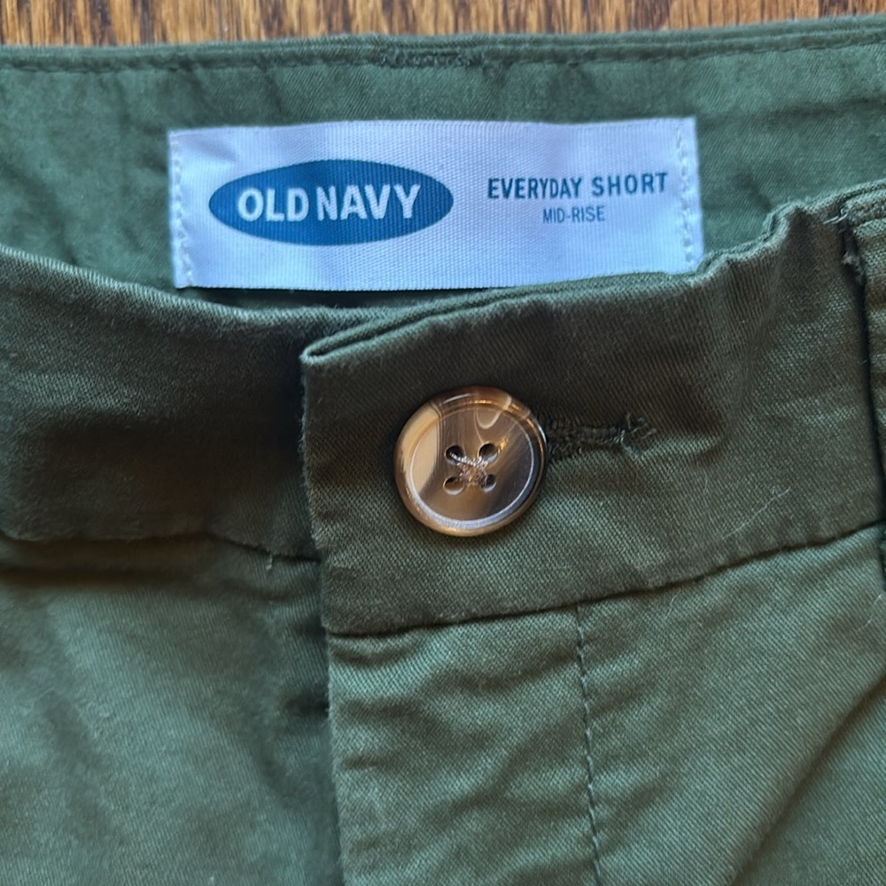 Old Navy  green mid rise everyday shorts, size 6 - Picture 3 of 6